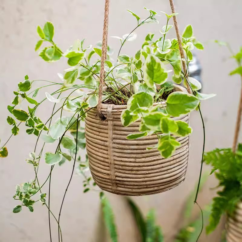 Jardinière suspendue en faux rotin et ciment