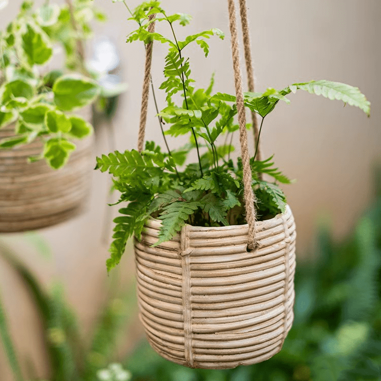Jardinière suspendue en faux rotin et ciment