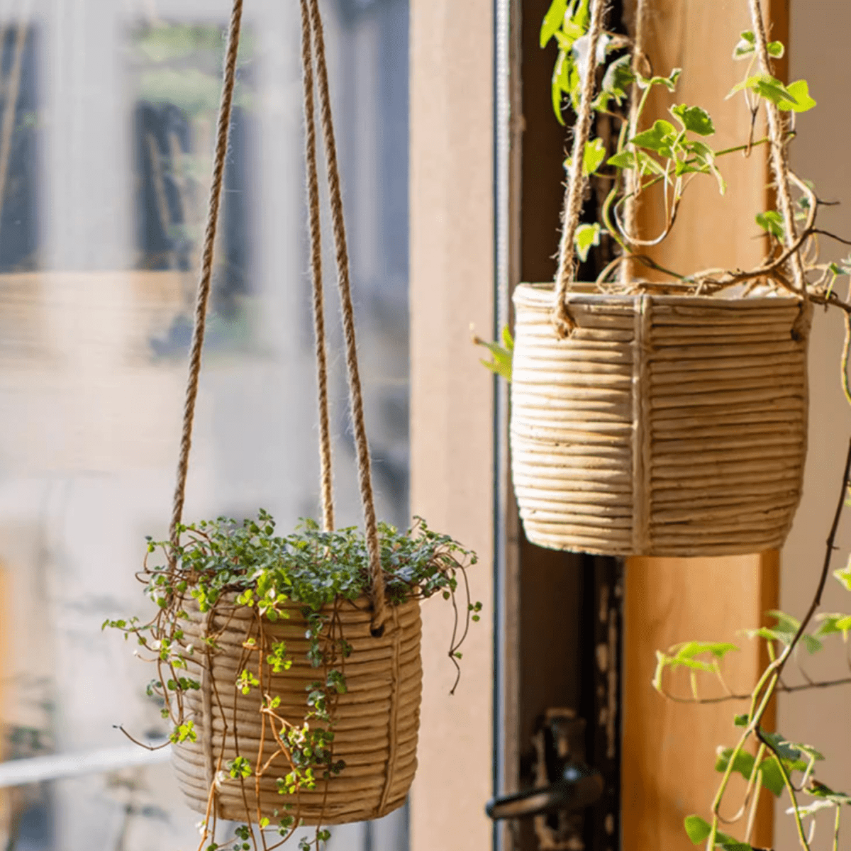 Jardinière suspendue en faux rotin et ciment