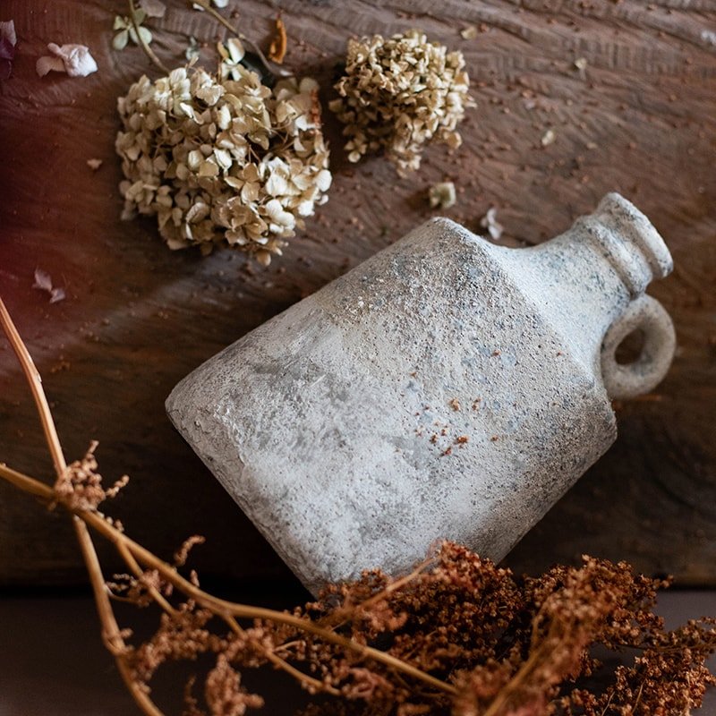 Vase à fleurs séchées à petite ouverture et texture brute