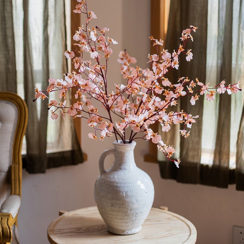 Vase en céramique blanc à petite ouverture