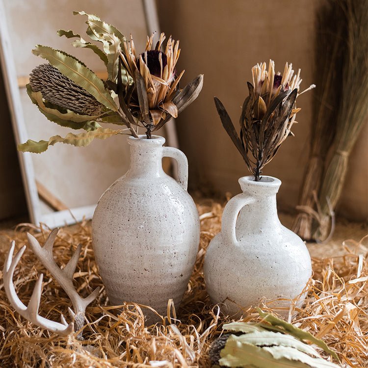 Vase en céramique blanc à petite ouverture