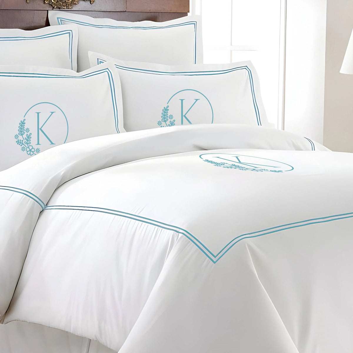 Set copripiumino in rasatello di cotone 400TC con ricamo doppio monogramma in tinta unita