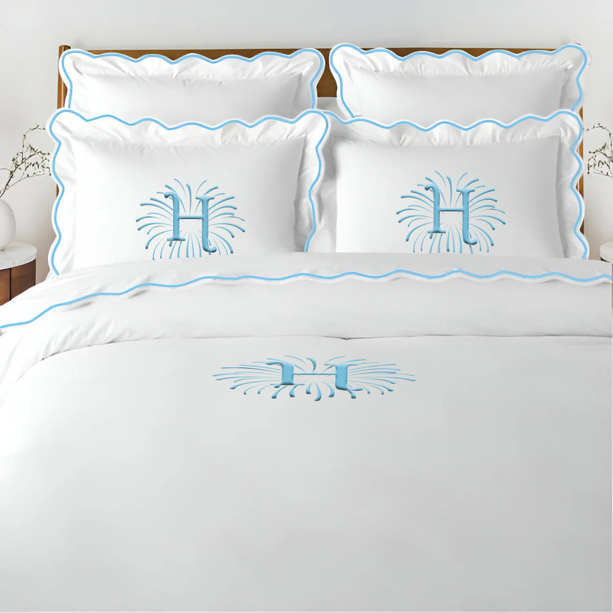 Parure de lit unie en satin de coton 400 fils avec broderie festonnée et monogramme