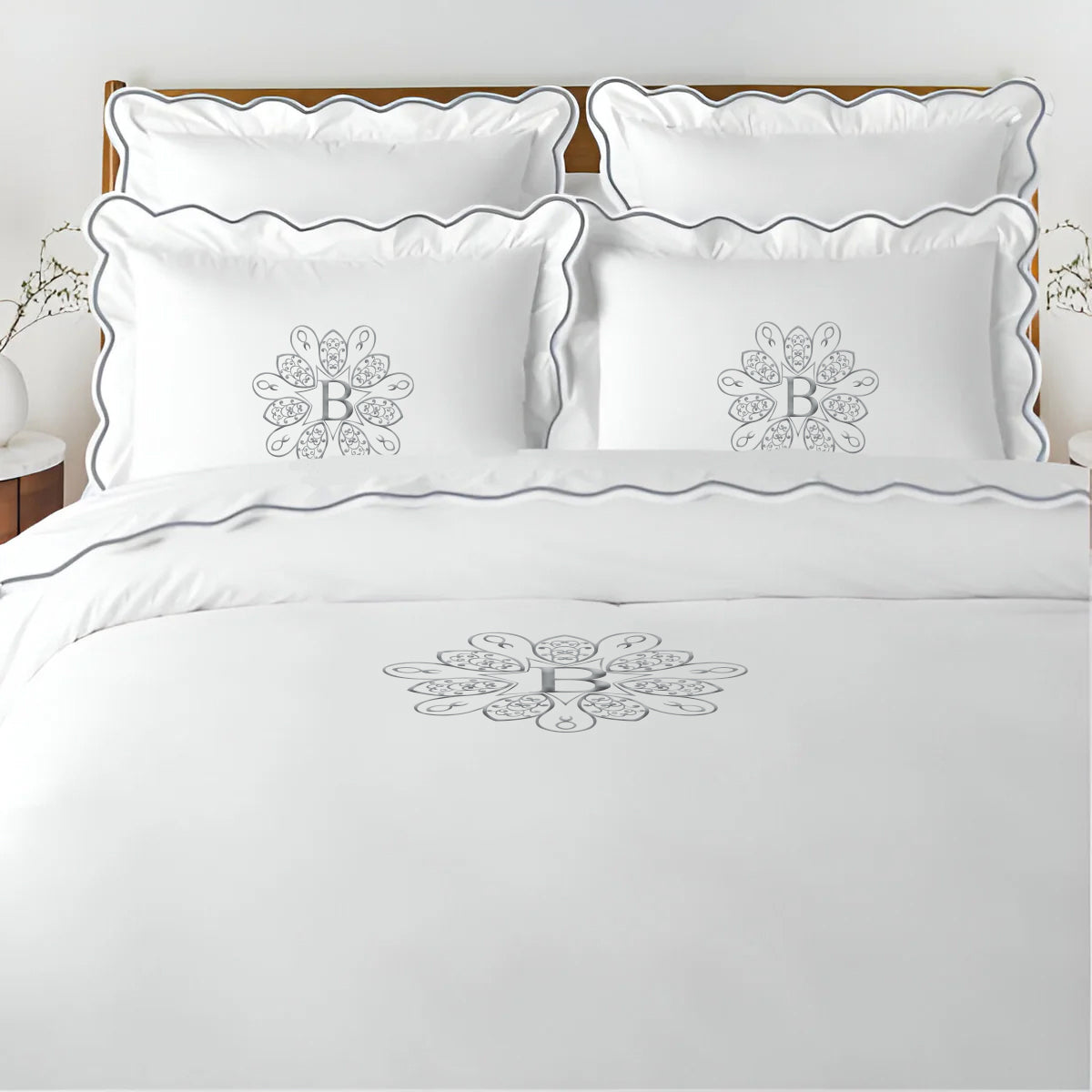 Parure de lit unie en satin de coton 400 fils avec broderie festonnée et monogramme
