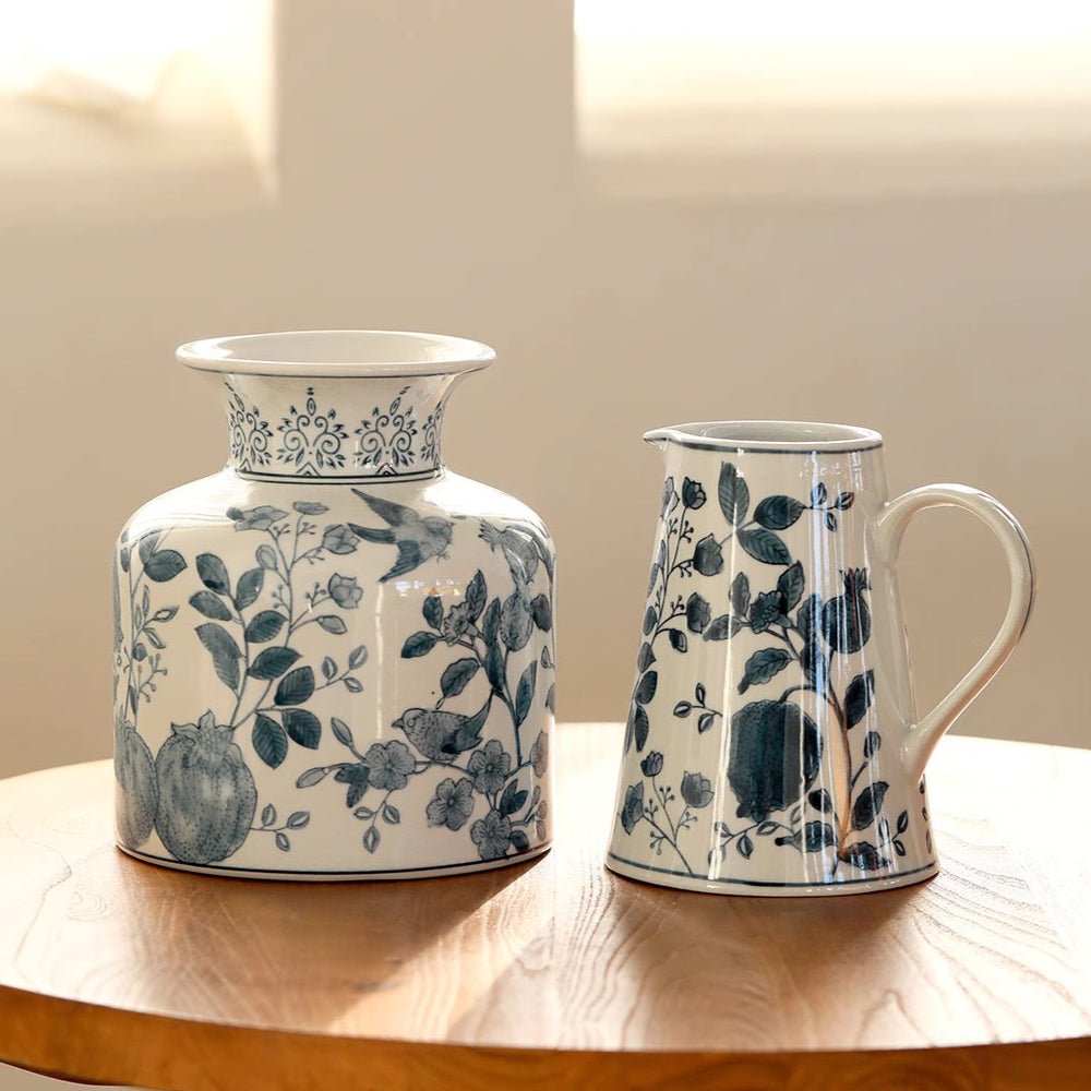 Vaso in porcellana dipinto a mano bianco e blu con melograno
