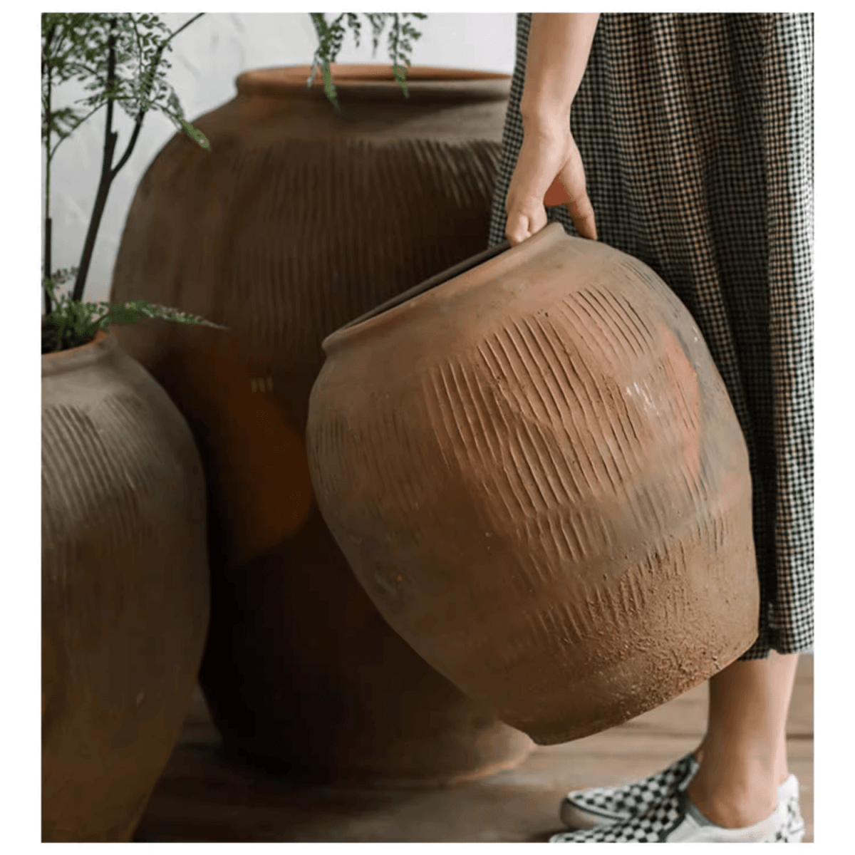 Vaso tondo in terracotta marrone