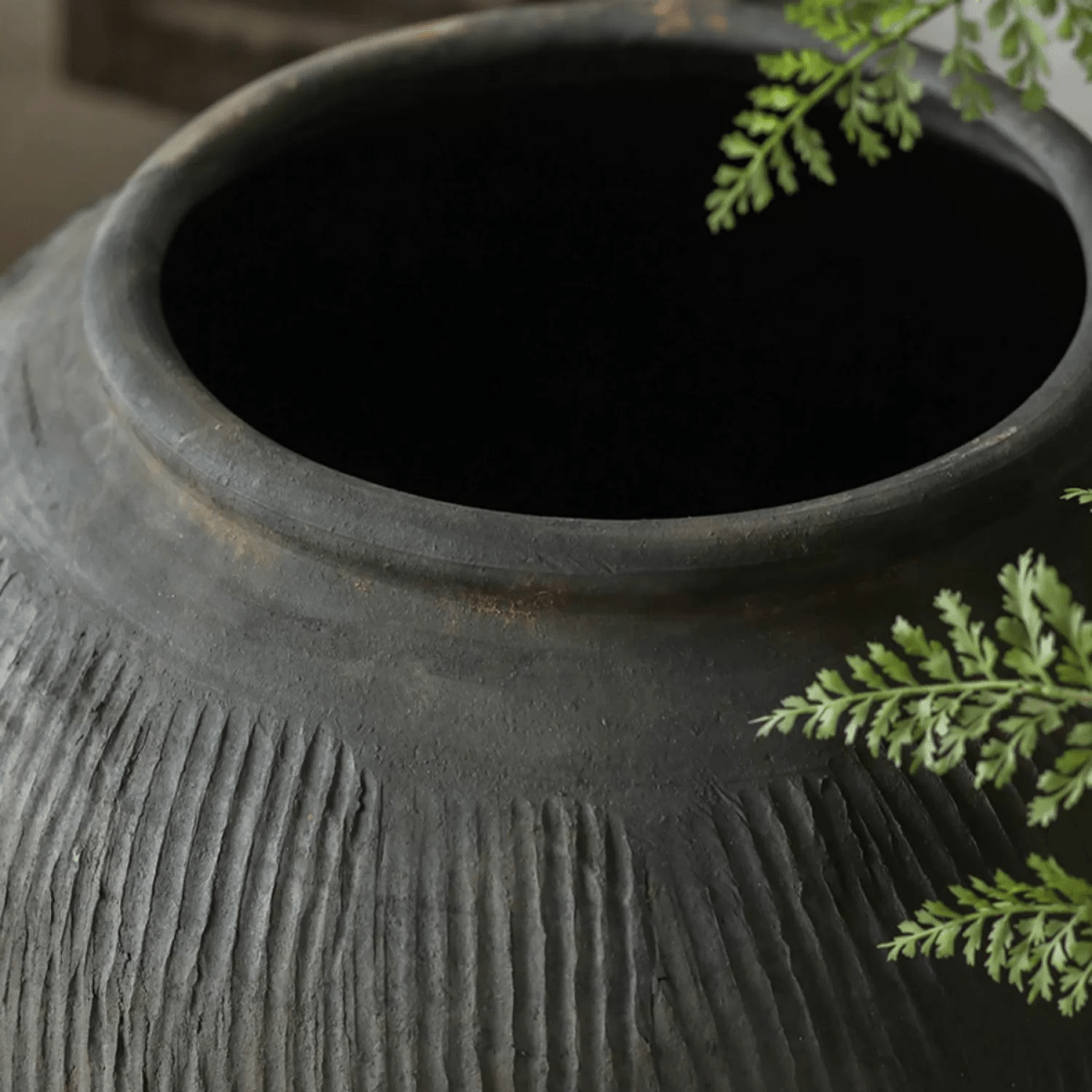 Pot rond en terre cuite grise
