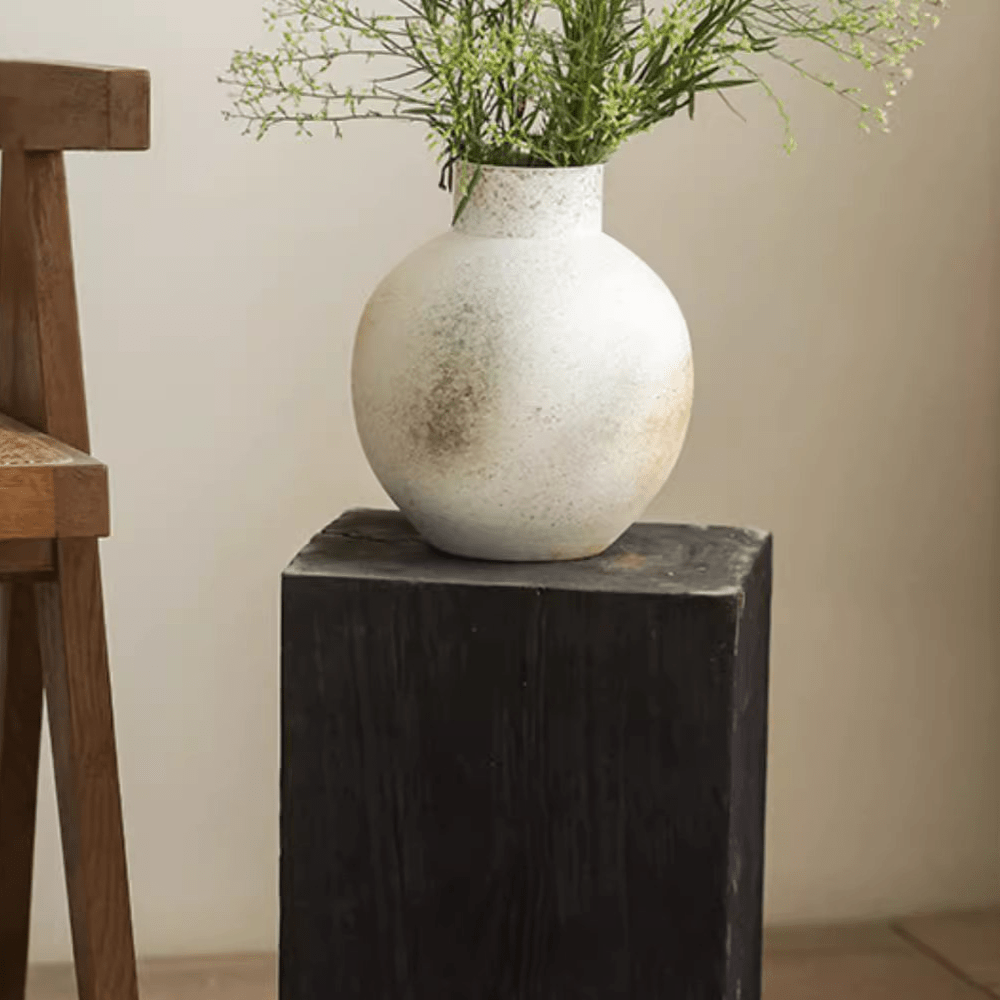 Vaso in ceramica a corpo rotondo e superficie ruvida a tenuta stagna