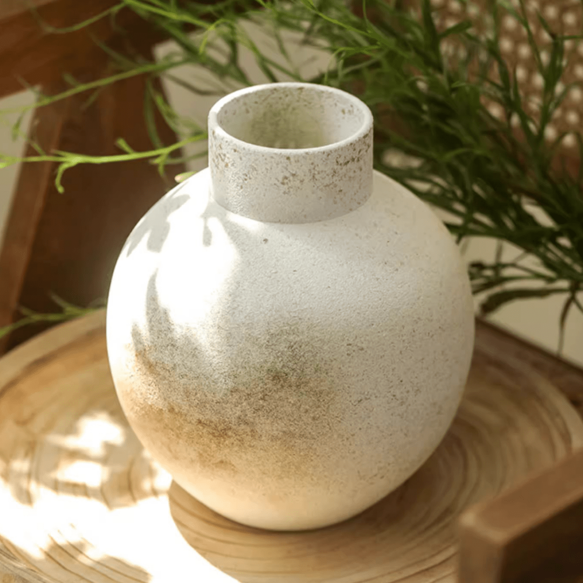 Vaso in ceramica a corpo rotondo e superficie ruvida a tenuta stagna