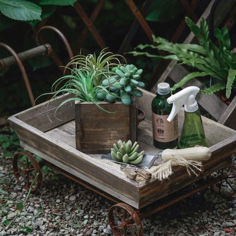 Petit chariot décoratif en bois pour fleurs