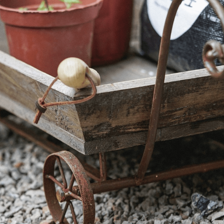 Petit chariot décoratif en bois pour fleurs