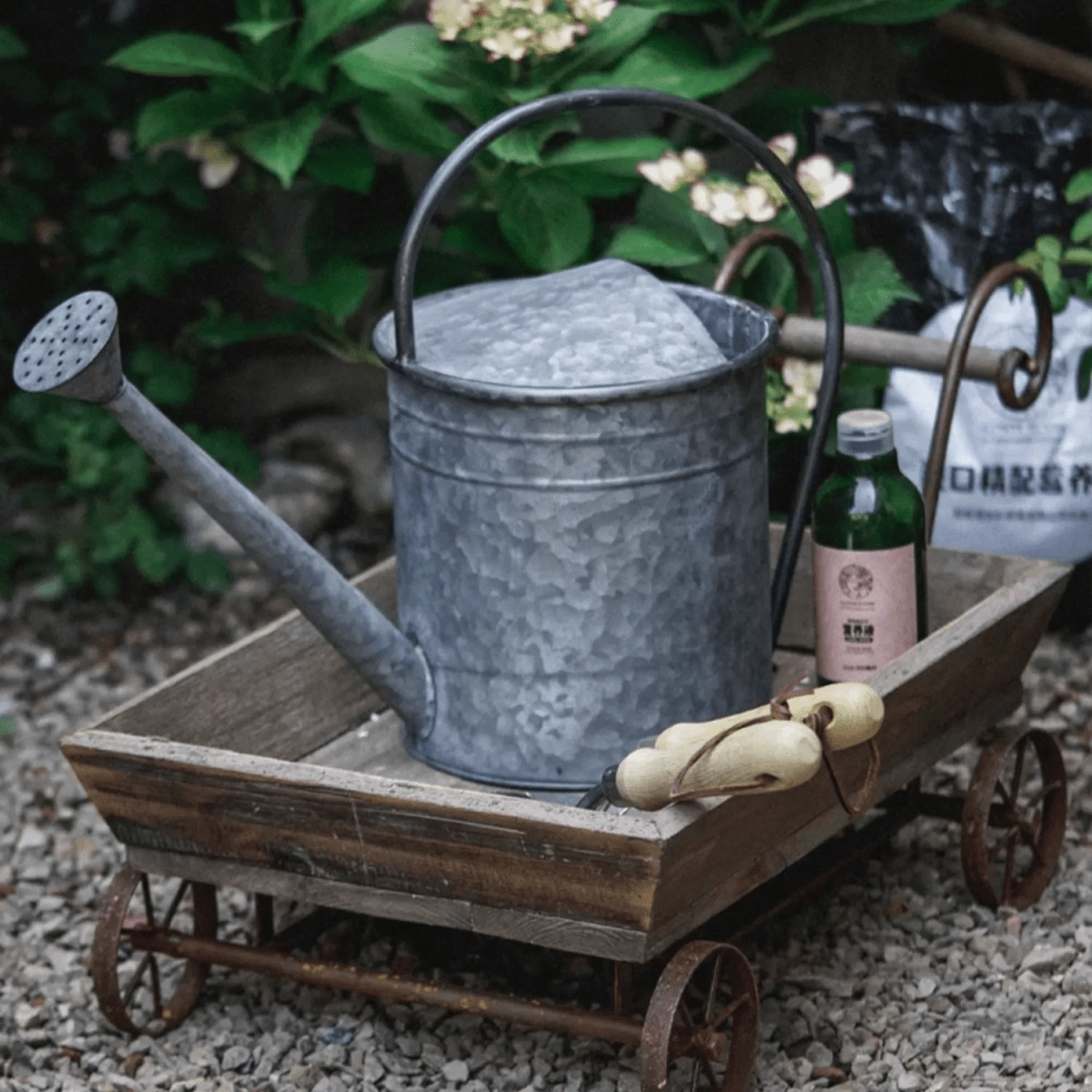 Petit chariot décoratif en bois pour fleurs