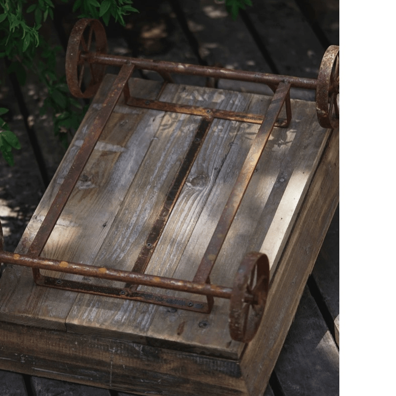Petit chariot décoratif en bois pour fleurs