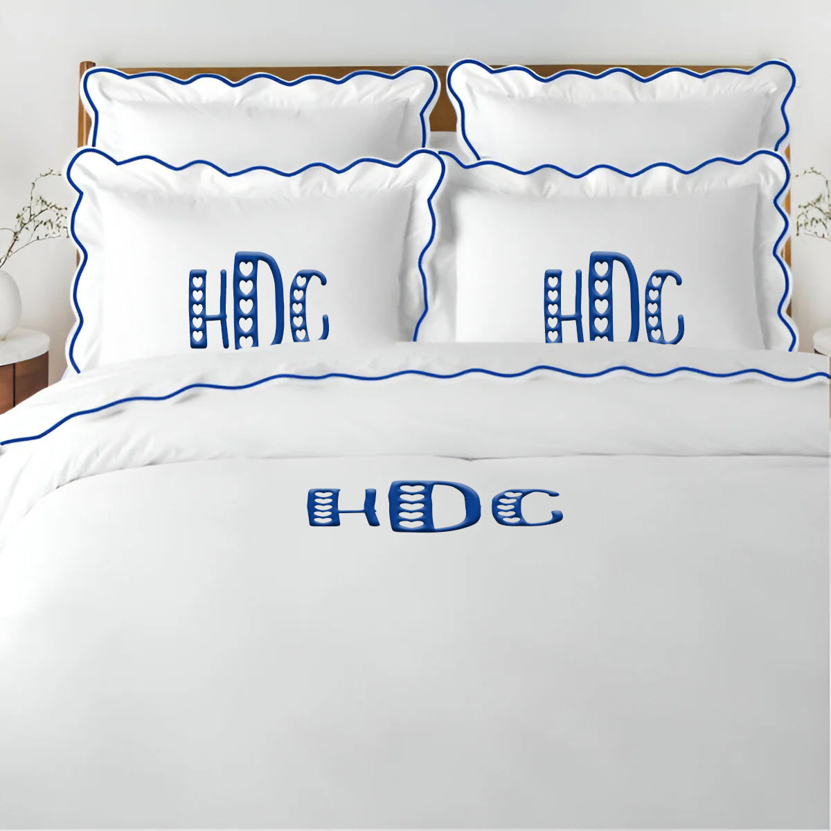 Parure de lit unie en satin de coton 400 fils avec broderie festonnée et monogramme