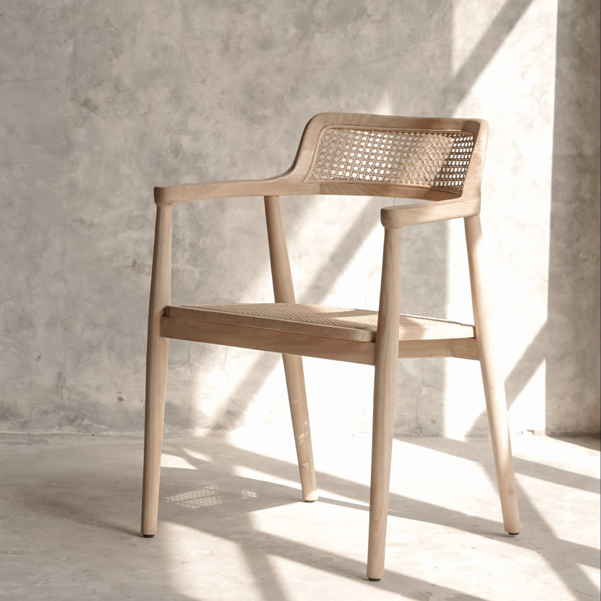 Poltrona da pranzo Pasha in legno massello e rattan naturale