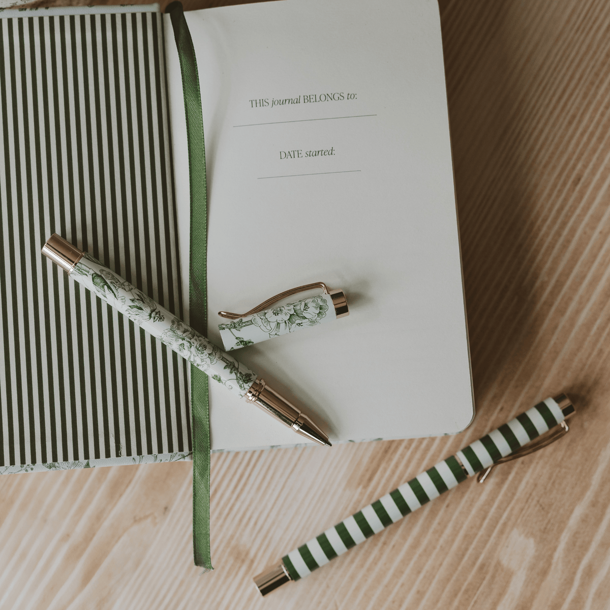 Ensemble de stylos à motifs floraux verts