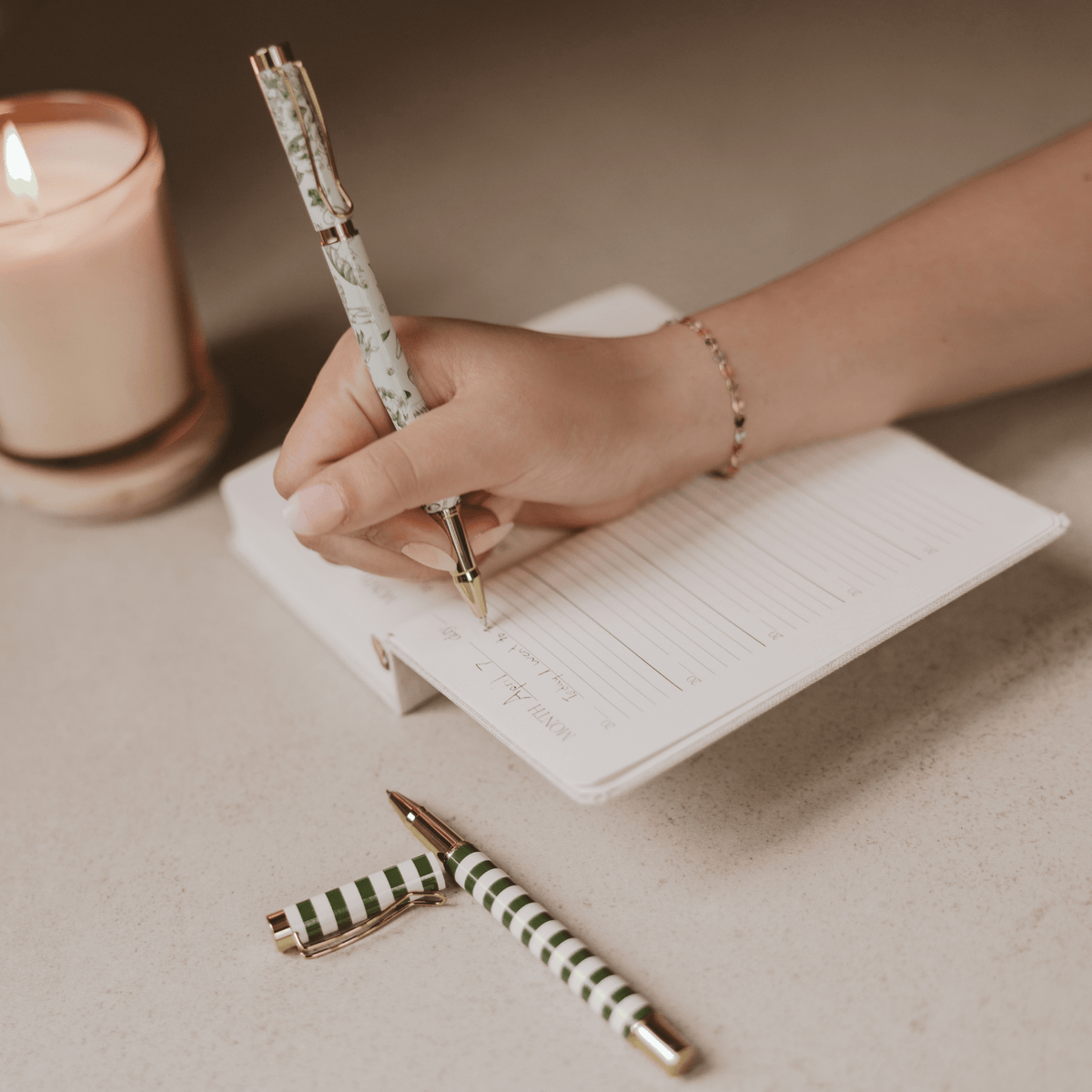 Ensemble de stylos à motifs floraux verts