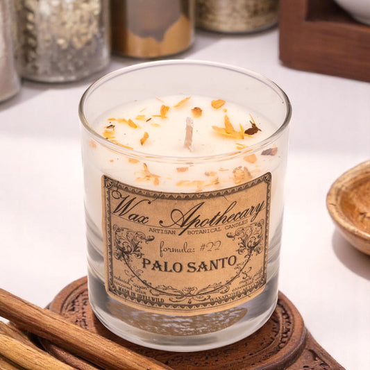 Candela botanica al Palo Santo da 7 oz in bicchiere da whisky