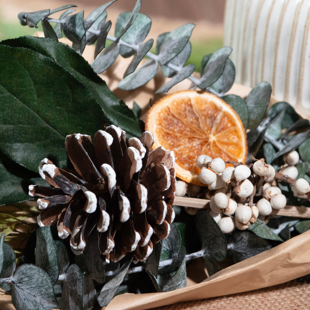 Bouquet d'hiver "Petite" 30 cm : Tranche d'orange et eucalyptus baby
