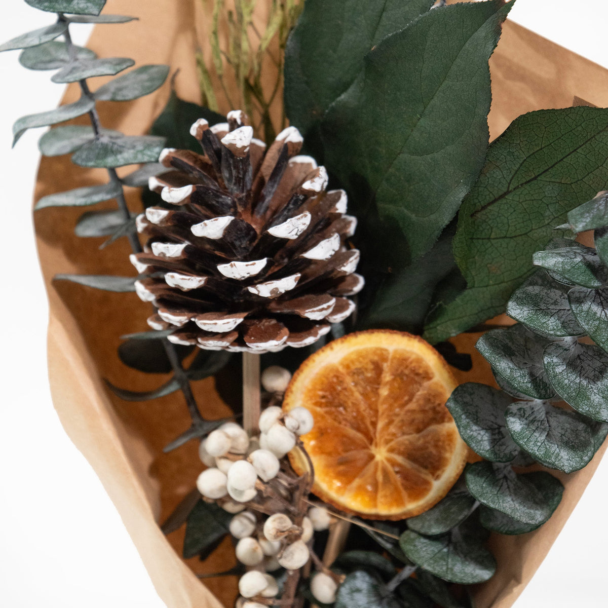 Bouquet d'hiver "Petite" 30 cm : Tranche d'orange et eucalyptus baby
