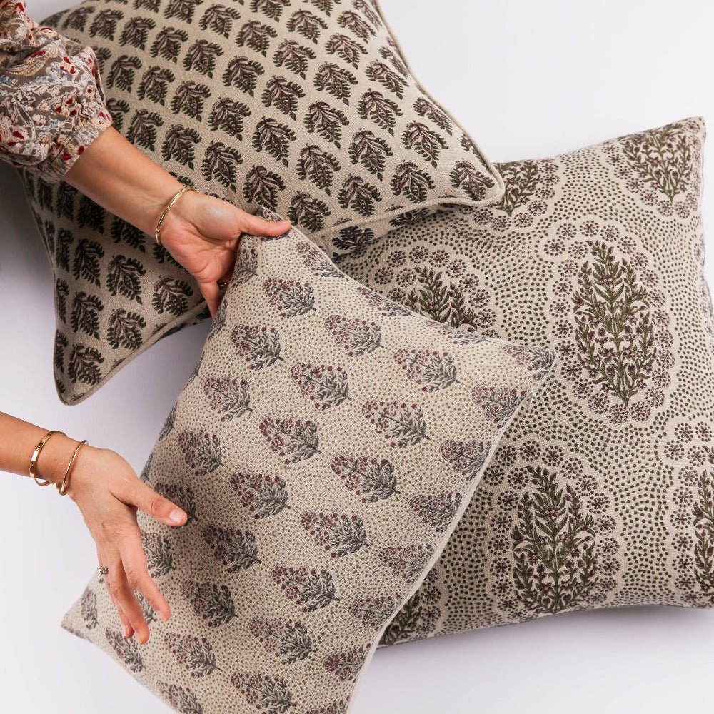 Housse de coussin décoratif en lin à motifs floraux Padma, rubis