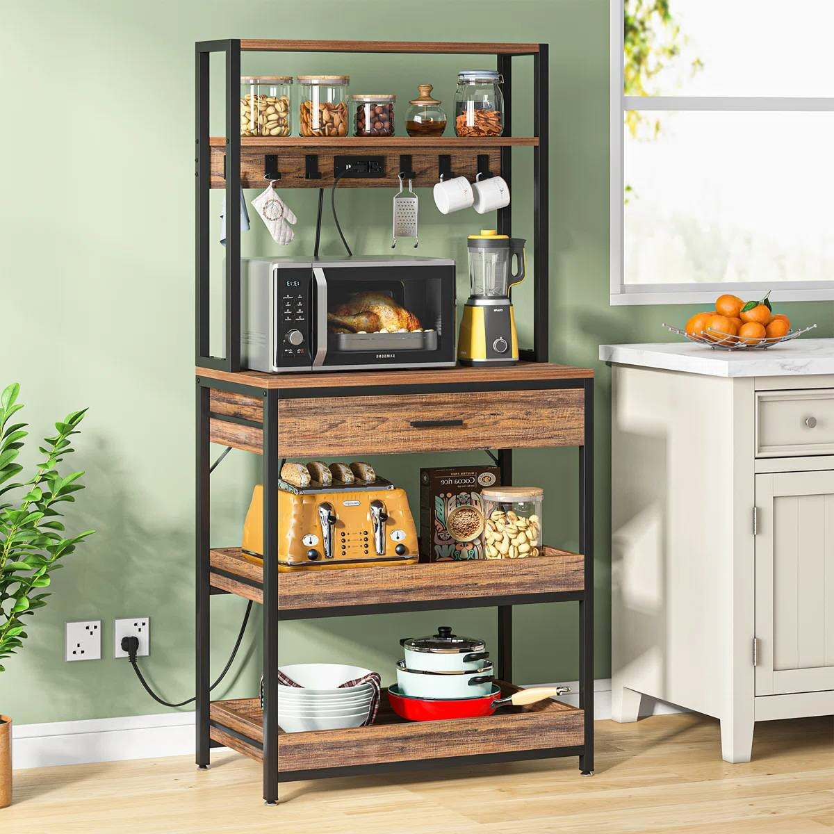 Scaffalatura moderna da cucina con ripiani estraibili e cassetto portaoggetti
