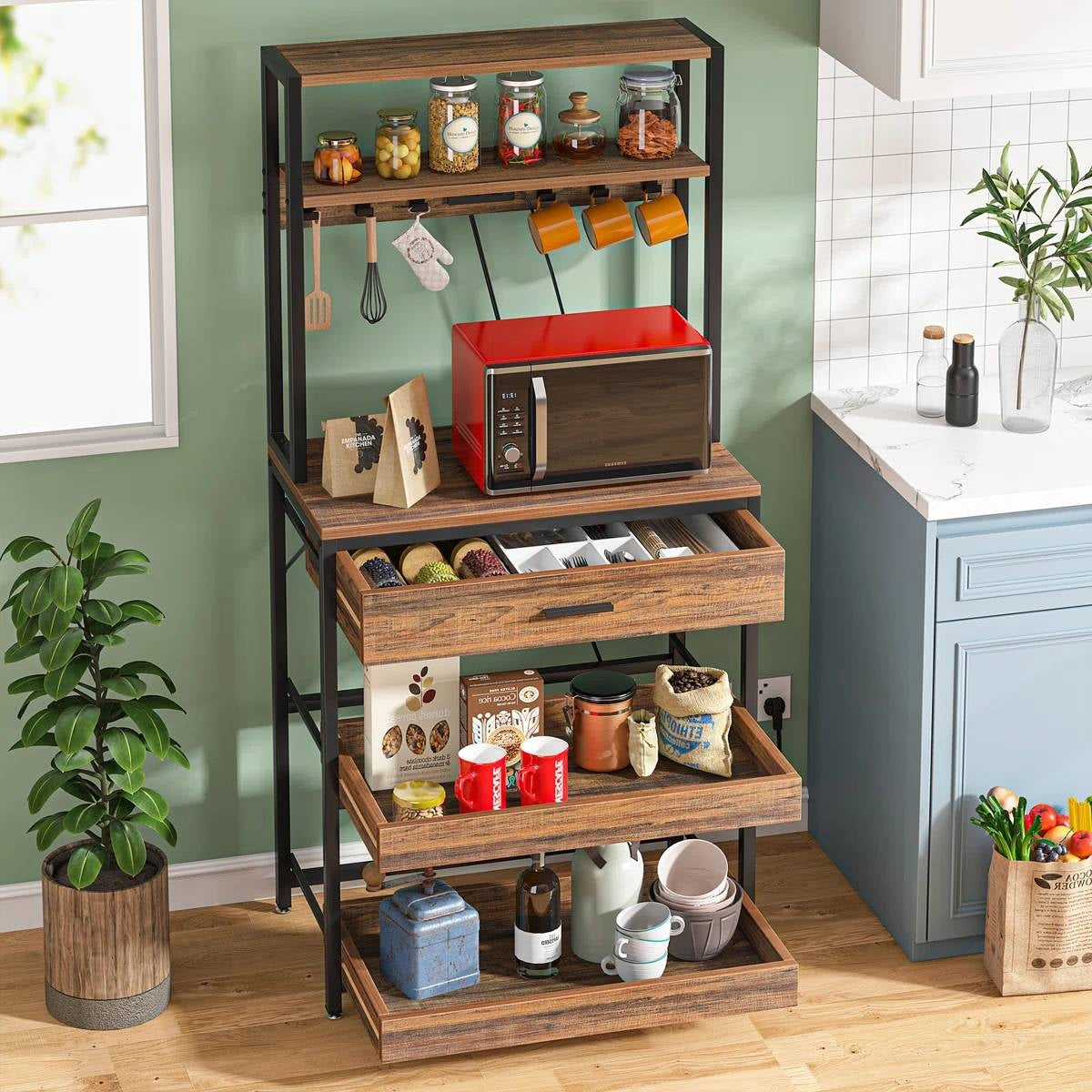 Scaffalatura moderna da cucina con ripiani estraibili e cassetto portaoggetti