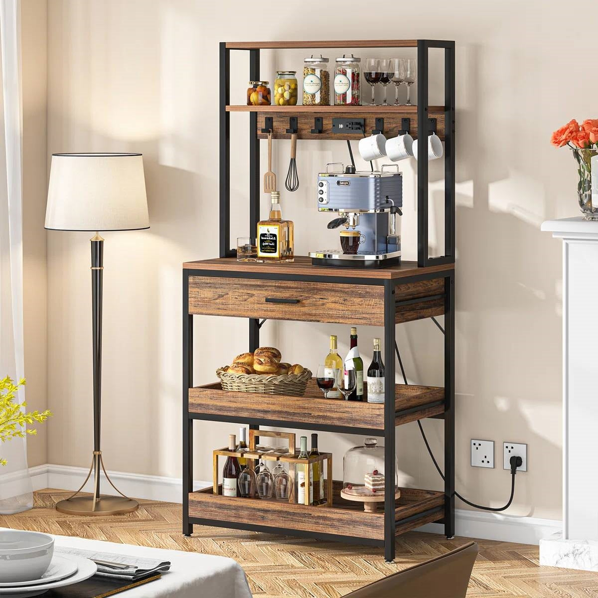 Scaffalatura moderna da cucina con ripiani estraibili e cassetto portaoggetti