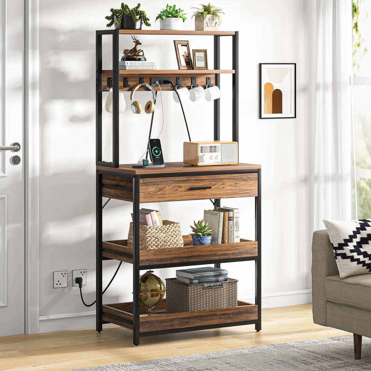 Scaffalatura moderna da cucina con ripiani estraibili e cassetto portaoggetti
