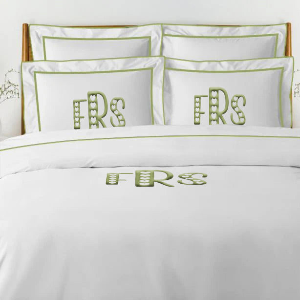 Set copripiumino in raso di cotone tinta unita con ricamo monogramma e bordo