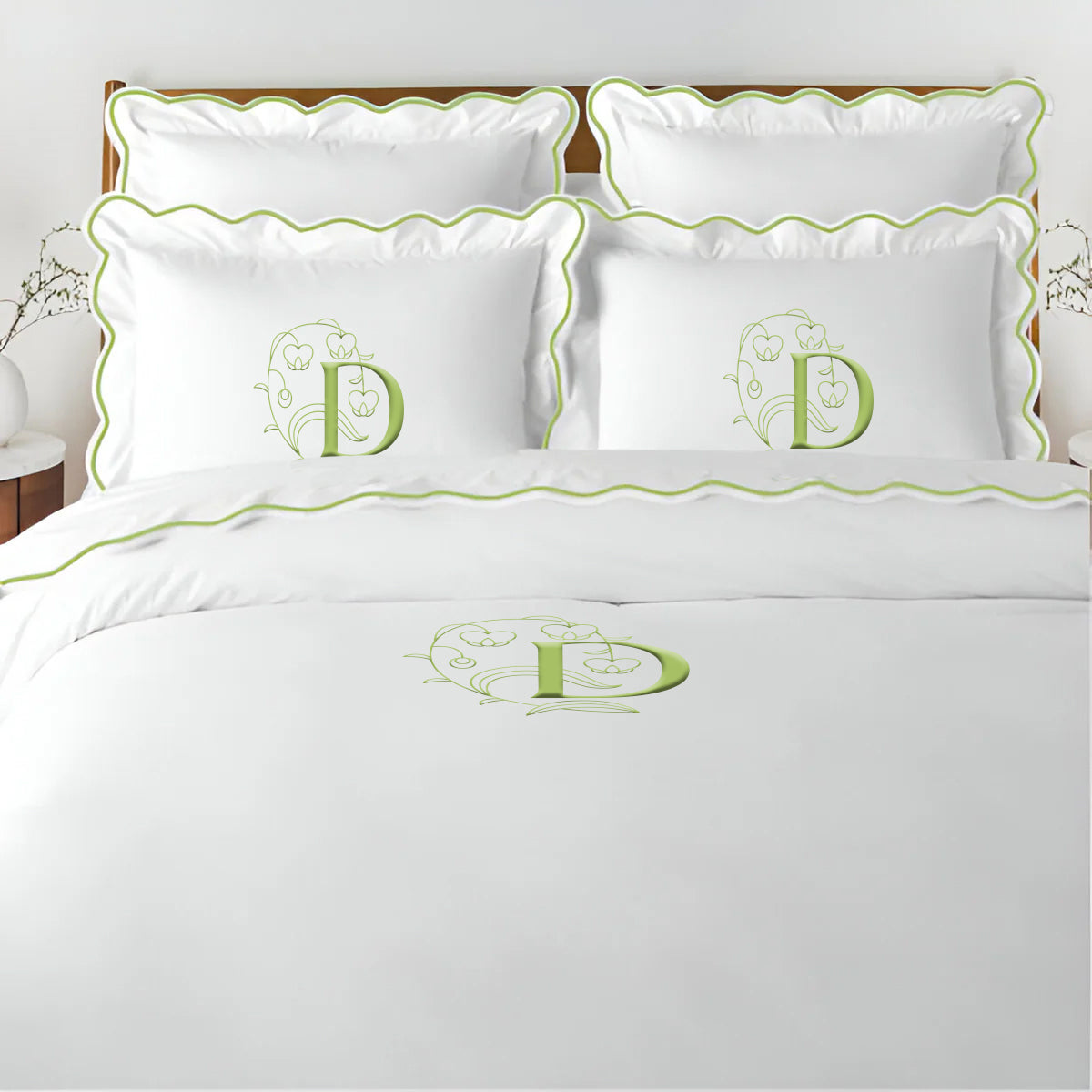 Parure de lit unie en satin de coton 400 fils avec broderie festonnée et monogramme