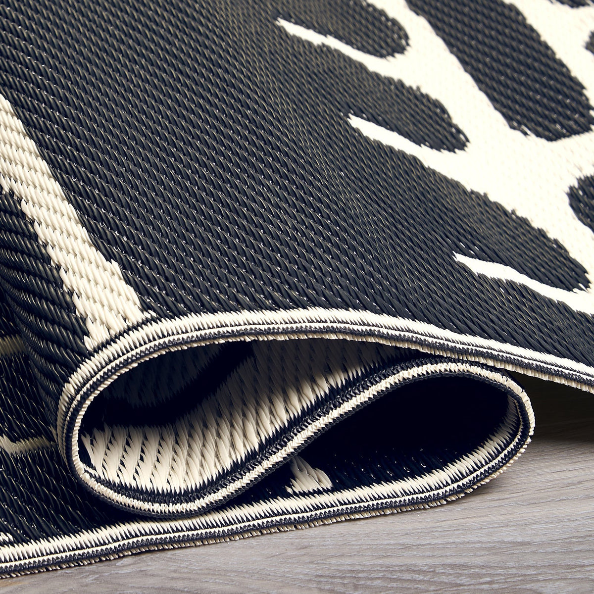Serowe - Black & White Floral Outdoor Rug for Patio