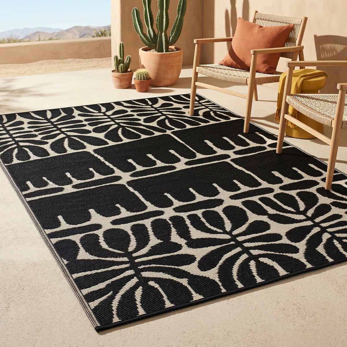 Serowe - Black & White Floral Outdoor Rug for Patio