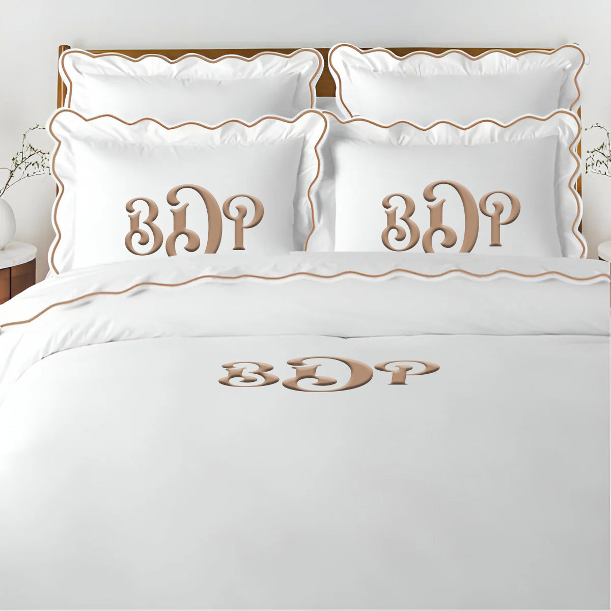 Parure de lit unie en satin de coton 400 fils avec broderie festonnée et monogramme