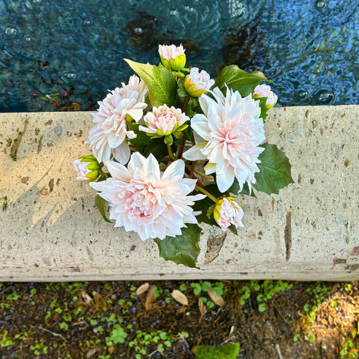 Composition florale de dahlias artificiels dans un vase en verre - 25 cm