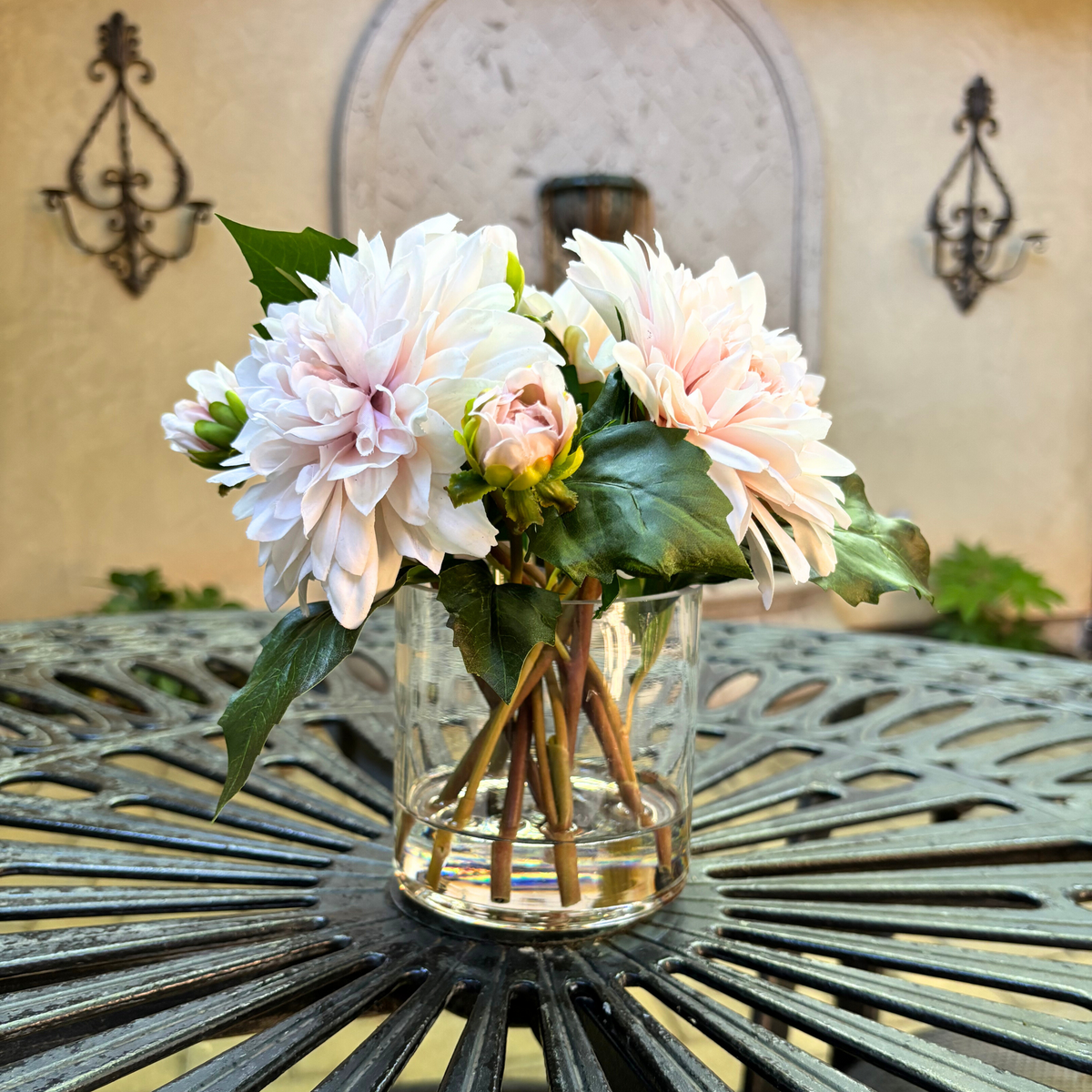 Composition florale de dahlias artificiels dans un vase en verre - 25 cm