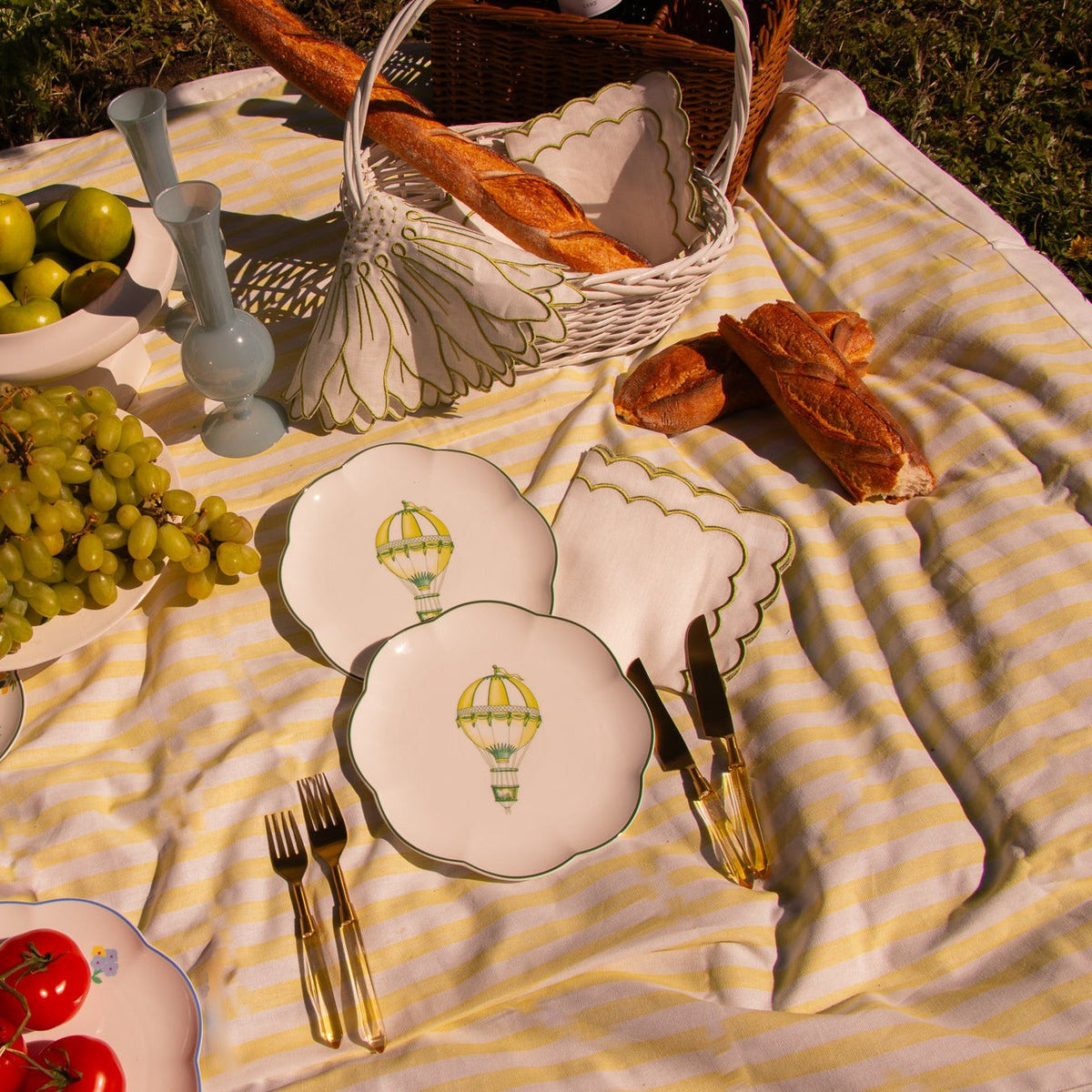 Assiettes à entrées en céramique festonnée Valensole Lavande – Ensemble de 4 (+1 assiette bonus)