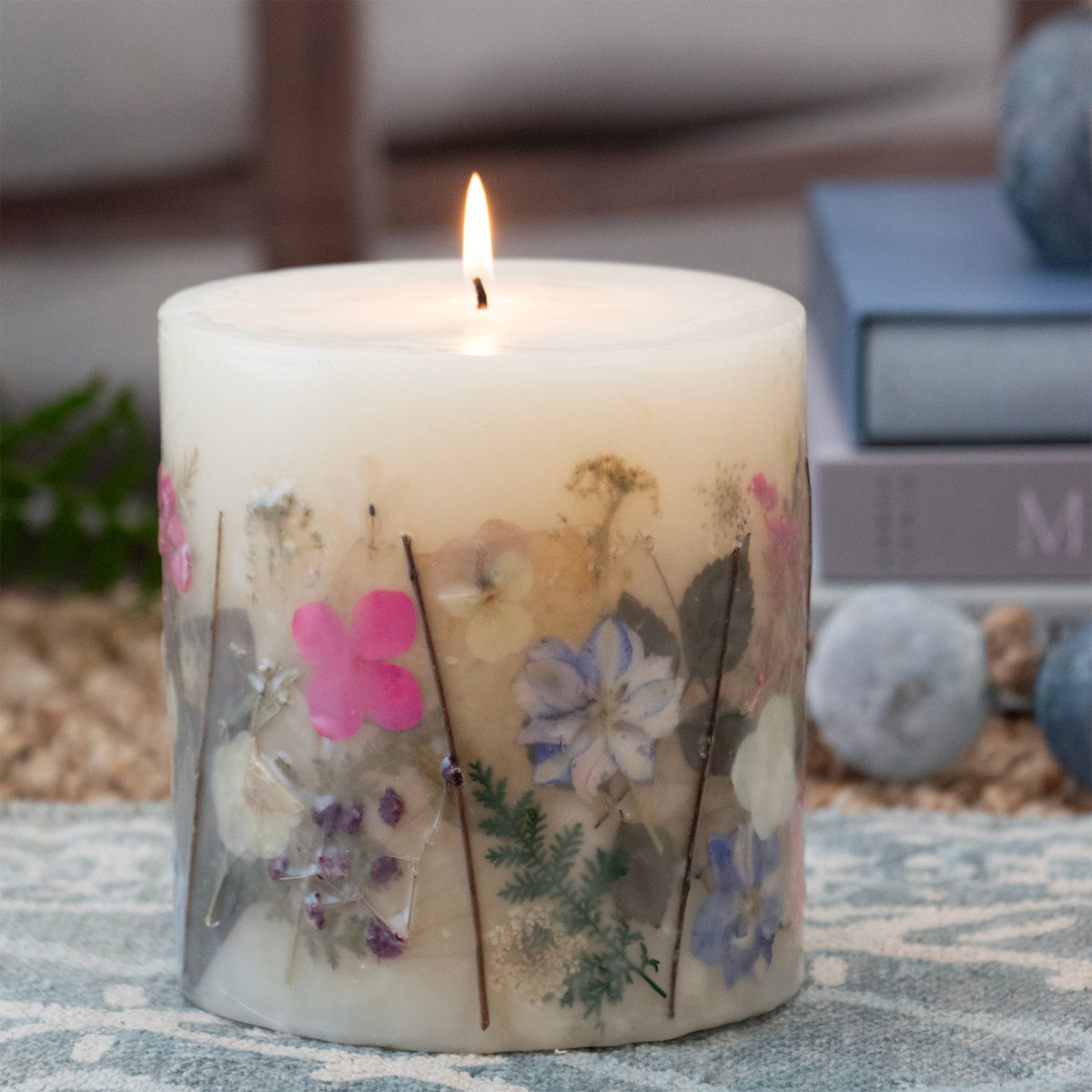 Bougie pilier aux fleurs pressées Violet Fern