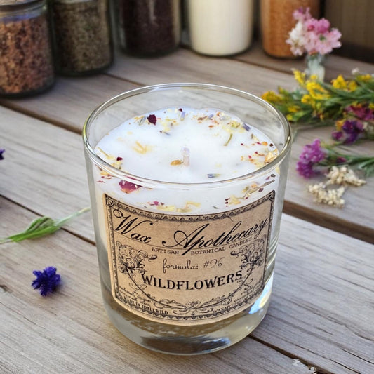 Bougie botanique Wildflowers 7 oz dans un verre à whisky