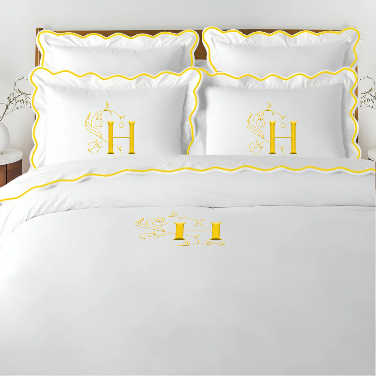 Parure de lit unie en satin de coton 400 fils avec broderie festonnée et monogramme