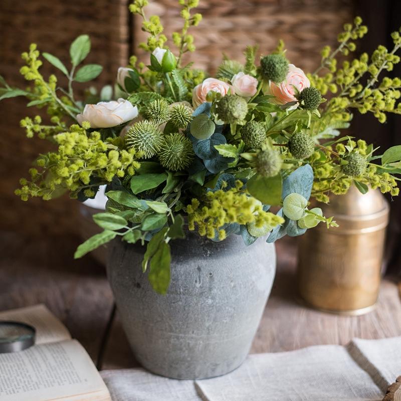 Bouquet de fleurs artificielles, composition de verdure et roses blanches, 33 cm de hauteur