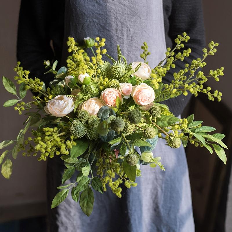Bouquet de fleurs artificielles, composition de verdure et roses blanches, 33 cm de hauteur