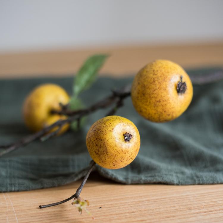 Fruit artificiel pomme jaune poire avec tige 68,5 cm de hauteur