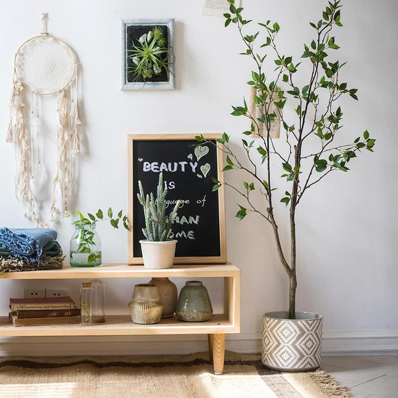 Albero artificiale con foglie verdi in vaso