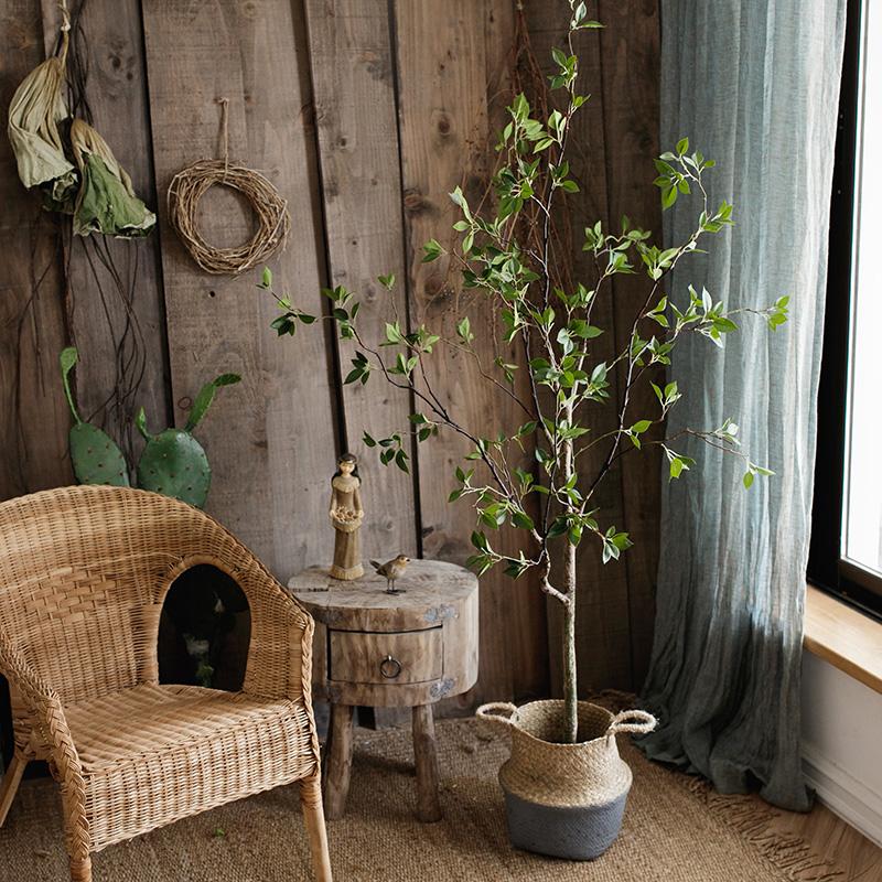 Albero artificiale con foglie verdi in vaso