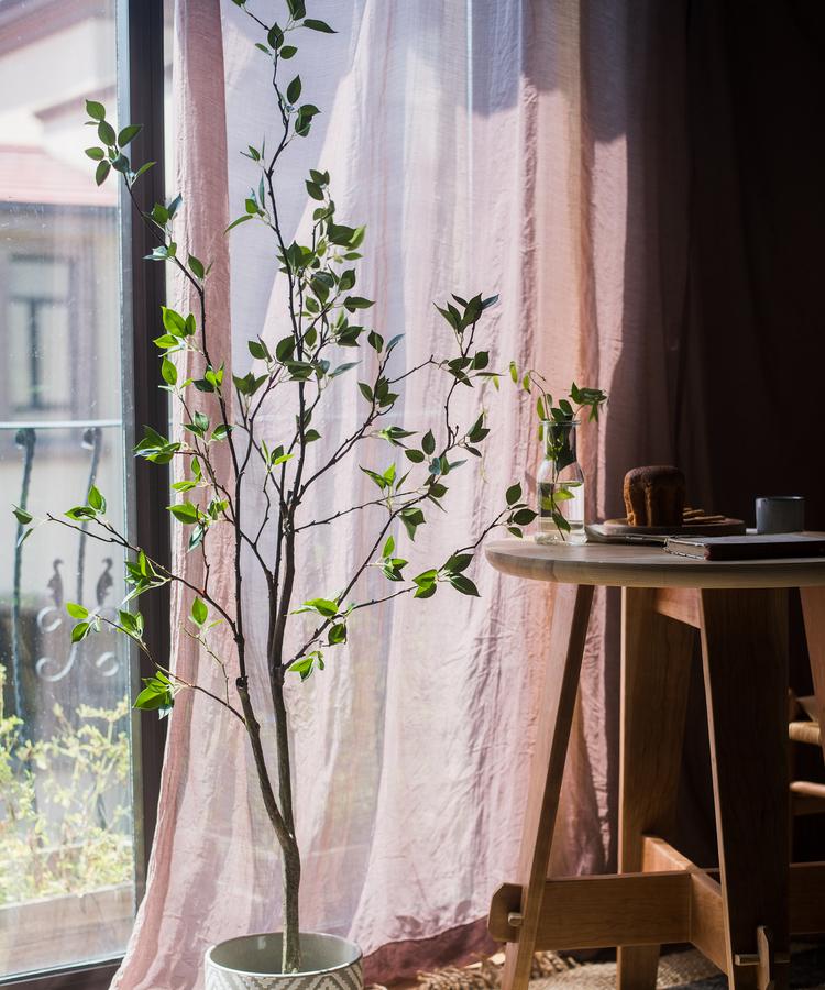 Albero artificiale con foglie verdi in vaso