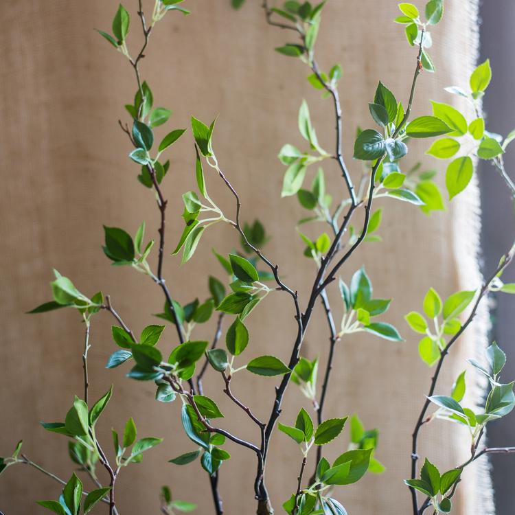 Albero artificiale con foglie verdi in vaso