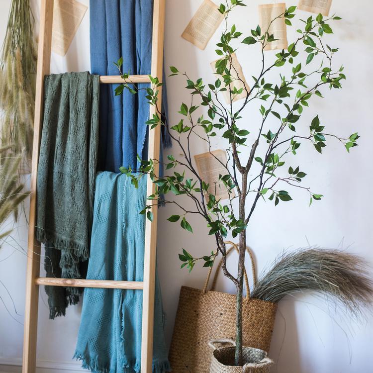 Albero artificiale con foglie verdi in vaso