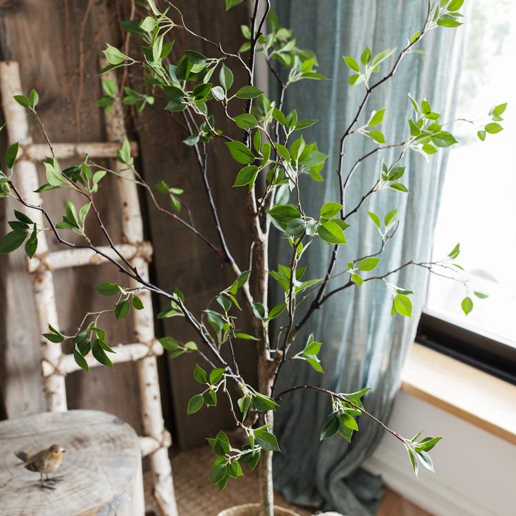 Albero artificiale con foglie verdi in vaso